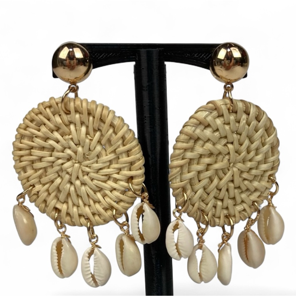 🆕 NWT Boho Woven Cowrie Seashell Circle Pierced Earrings Shell